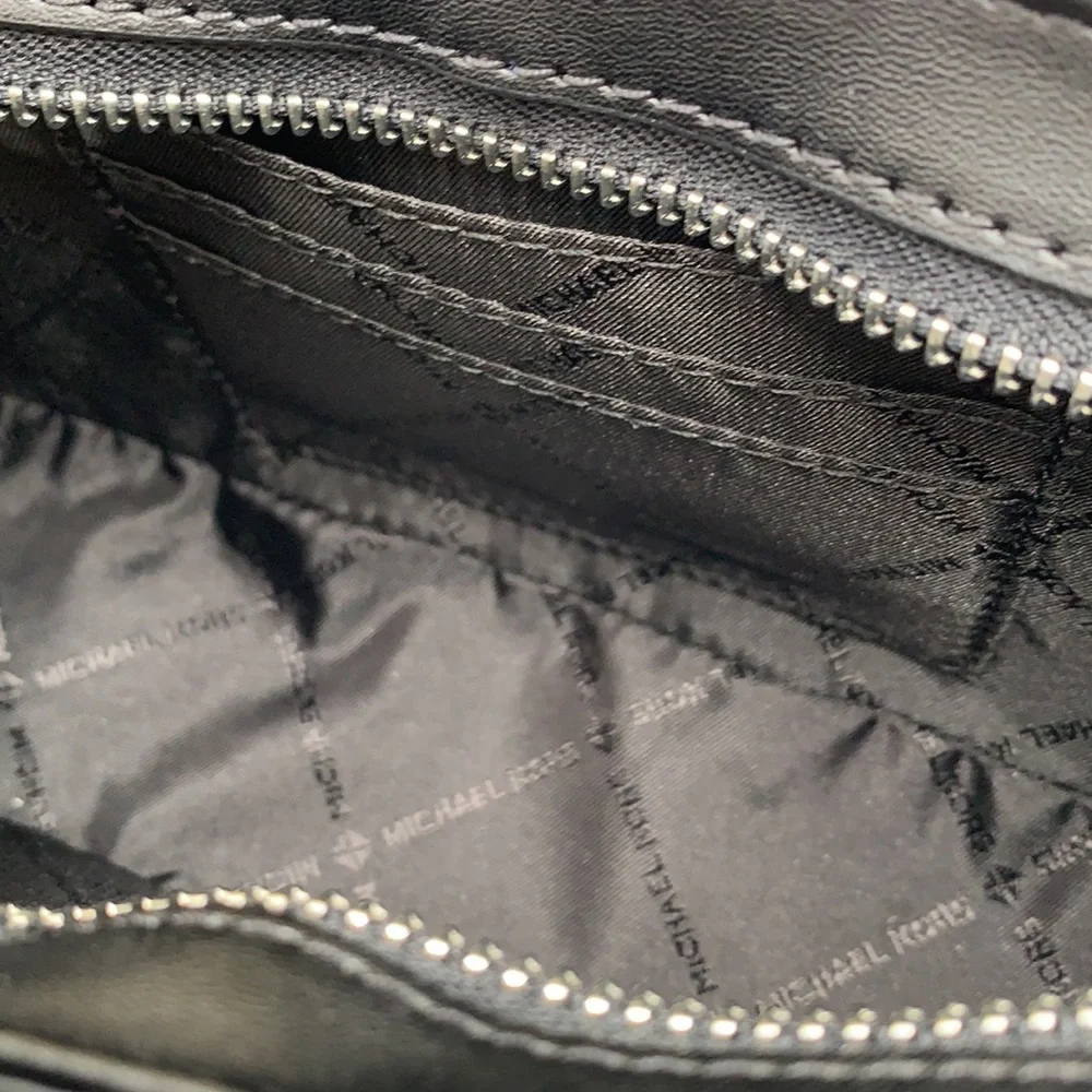 MICHAEL KORS
Carmen Small Shoulder
Pochette Bag
Black
NWT - Picture 13 of 16